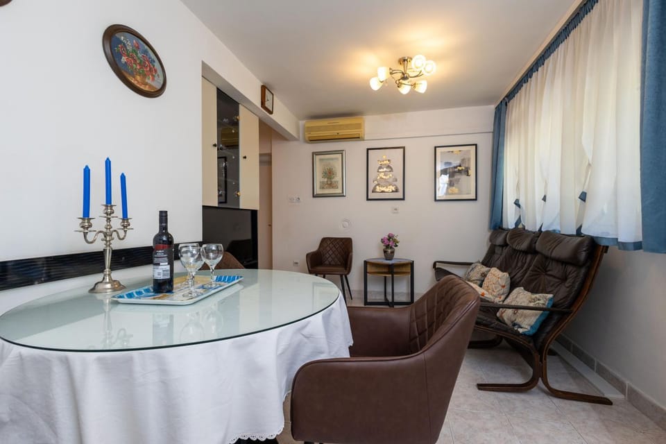 TV and multimedia, Seating area, Dining area
