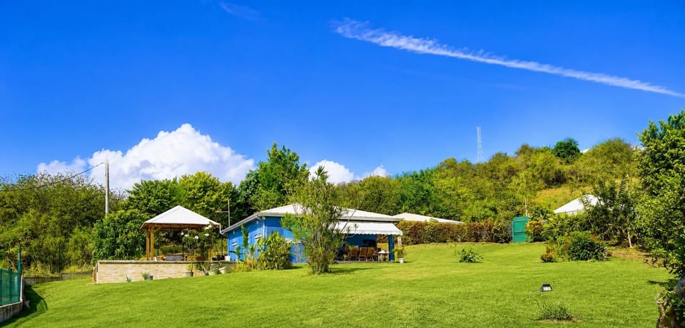 Villa avec piscine, vue mer des Caraïbes et Montagne Pelée Villa in Arrondissement of Saint-Pierre