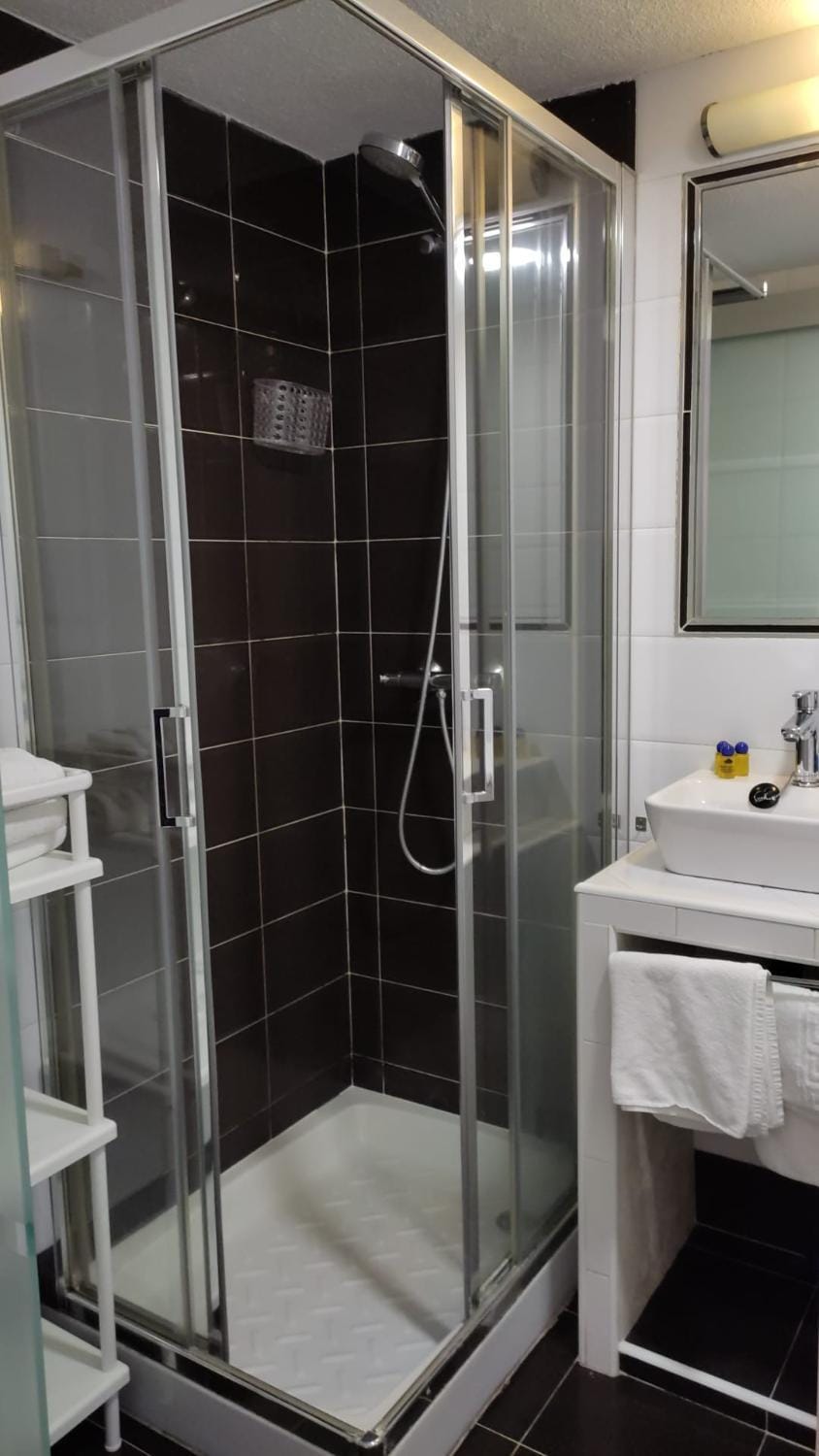 Shower, Bathroom, towels