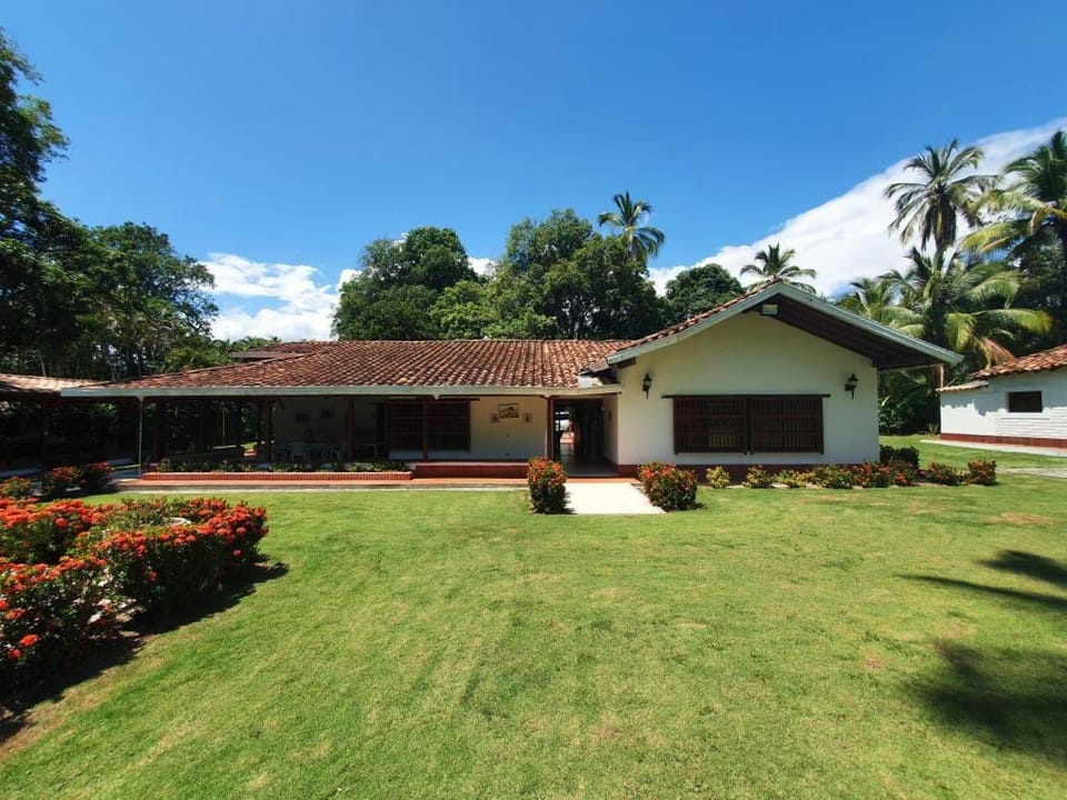 Finca para grupos con espectacular piscina en Santa Fe de Antioquia House in Antioquia