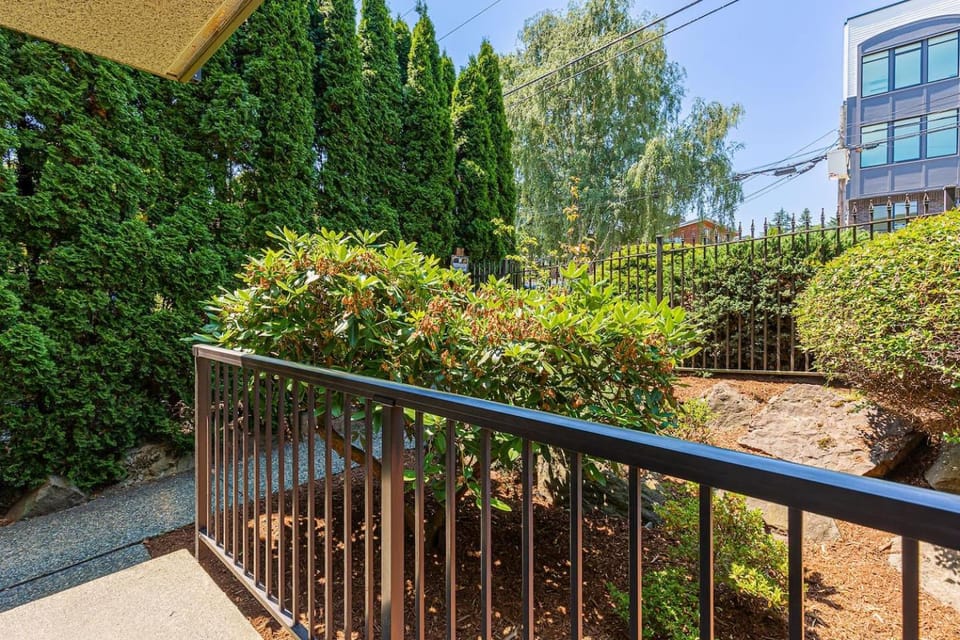 Cozy Condo with Parking near Space Needle Apartment in South Lake Union