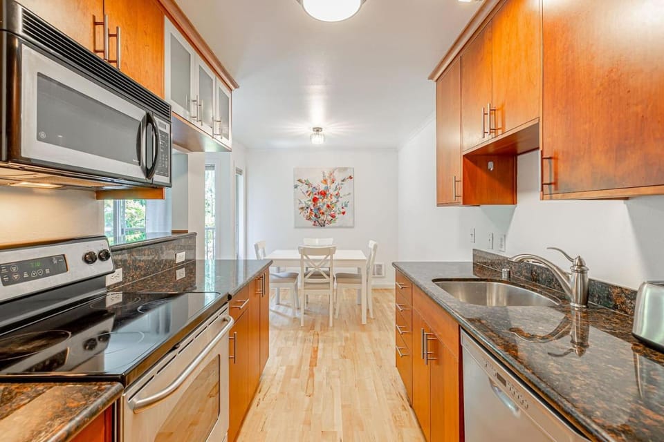 Cozy Condo with Parking near Space Needle Apartment in South Lake Union