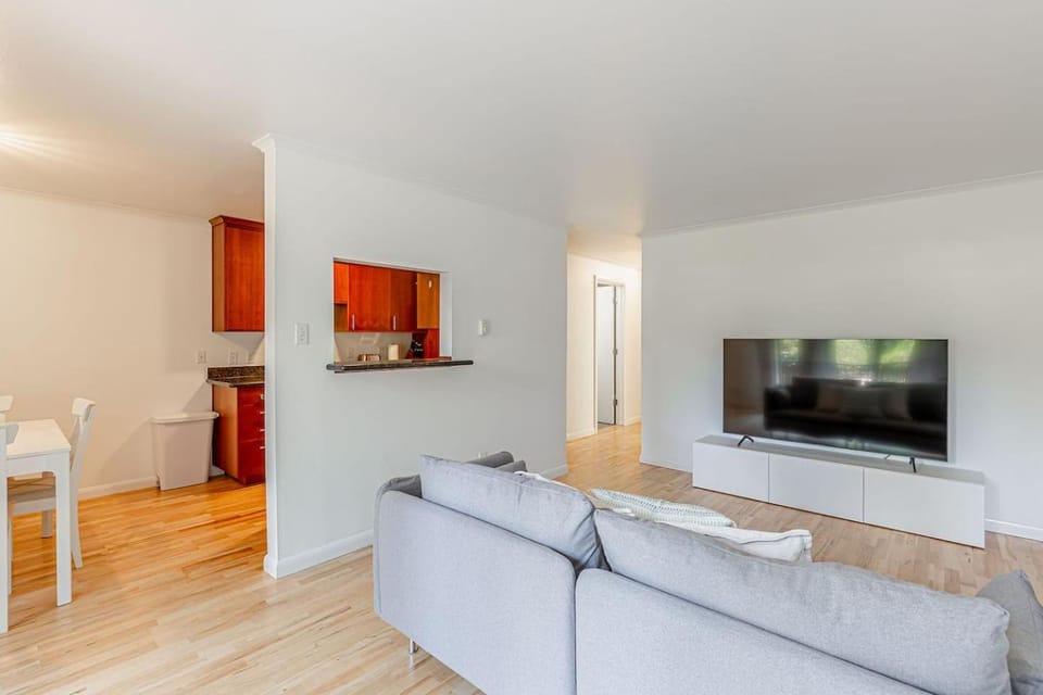 Cozy Condo with Parking near Space Needle Apartment in South Lake Union