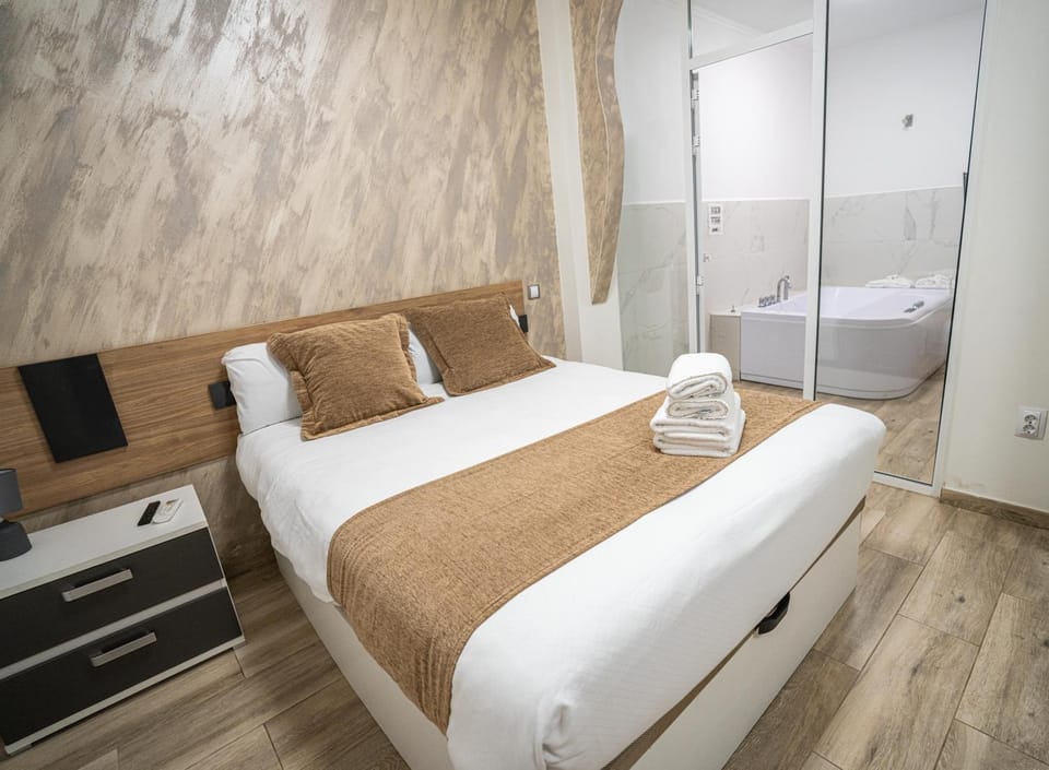 Bed, Photo of the whole room, Bedroom, towels