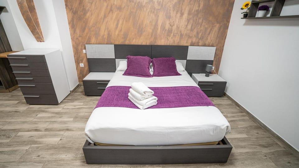 Bed, Photo of the whole room, Bedroom, towels