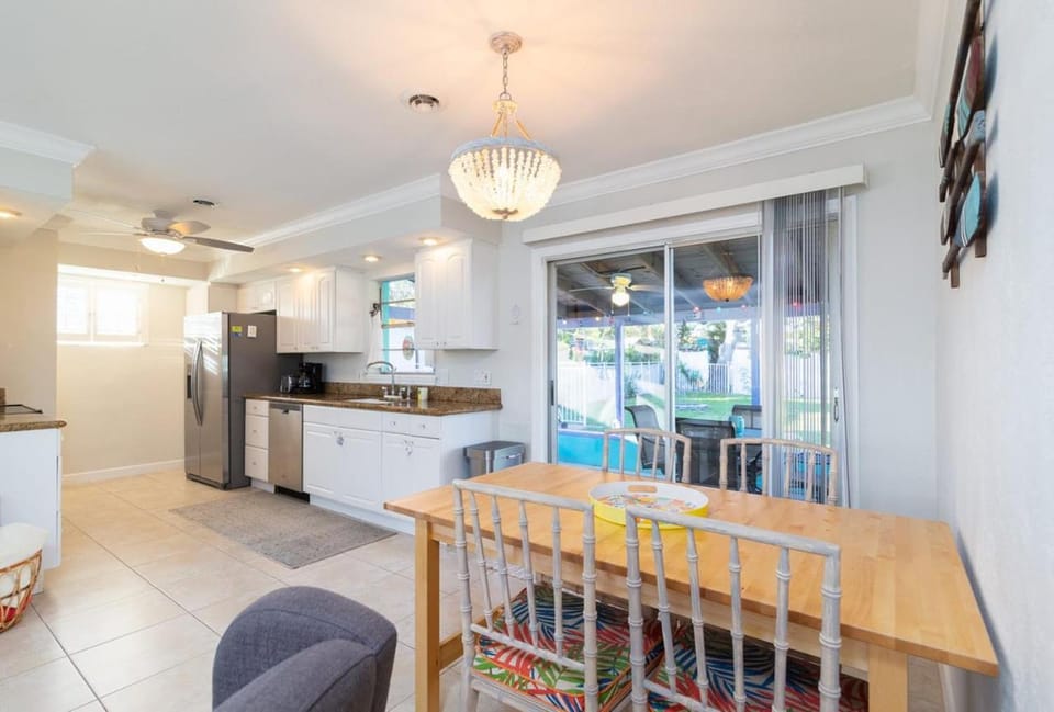 Kitchen or kitchenette, Other, Dining area, dishwasher, oven, stove