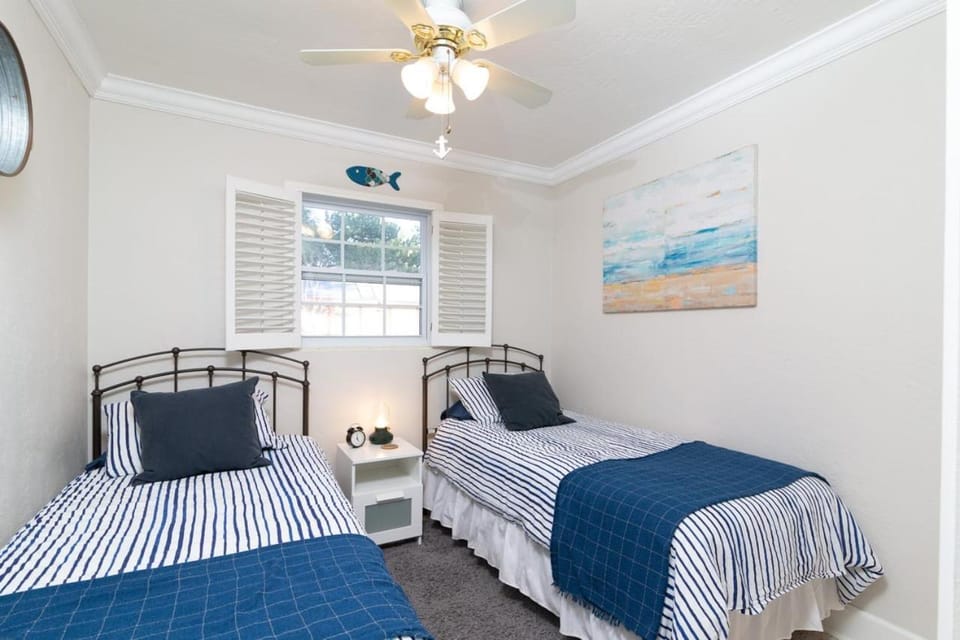 Bed, Other, Photo of the whole room, Bedroom