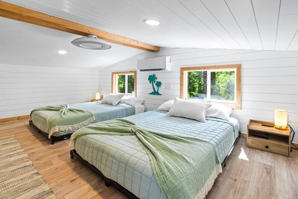 Bed, Other, Photo of the whole room, Bedroom, towels, air conditioner