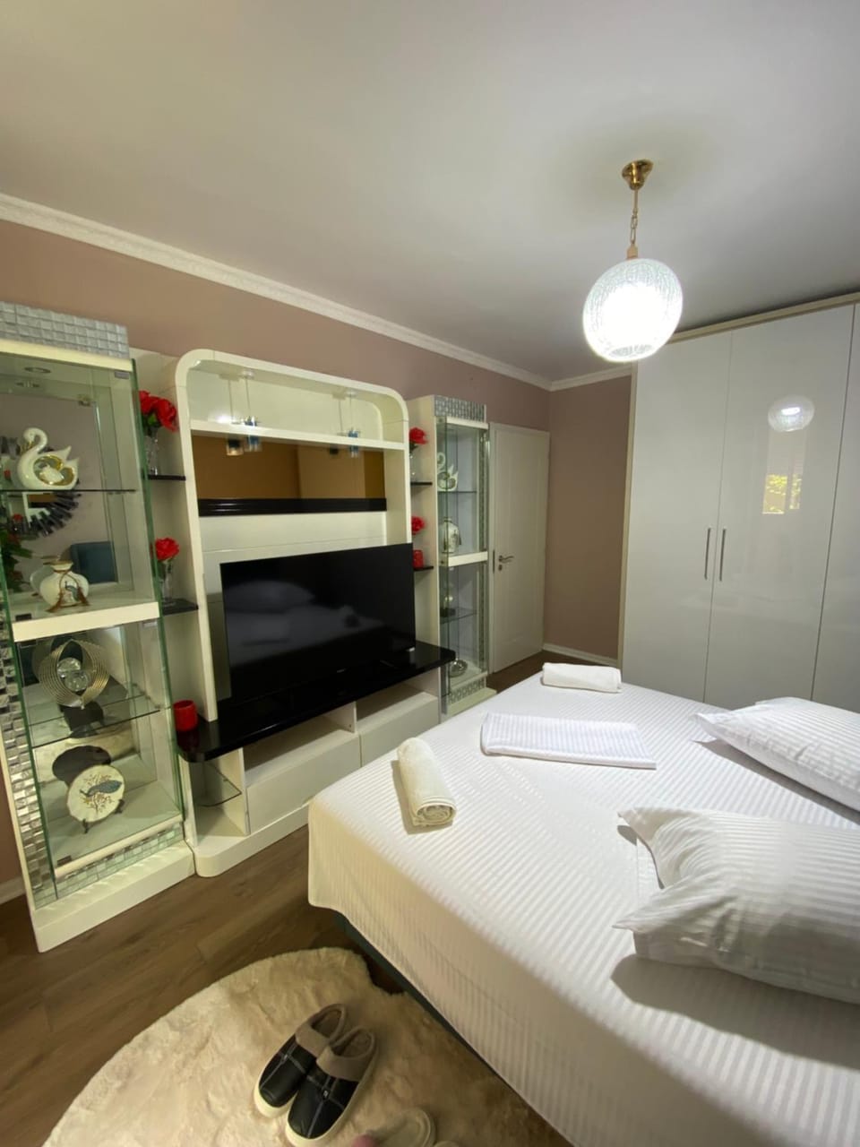 Bed, TV and multimedia, Bedroom, wardrobe