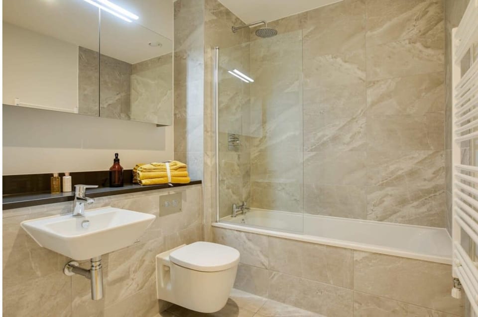 Shower, Toilet, Bathroom, Bath, towels