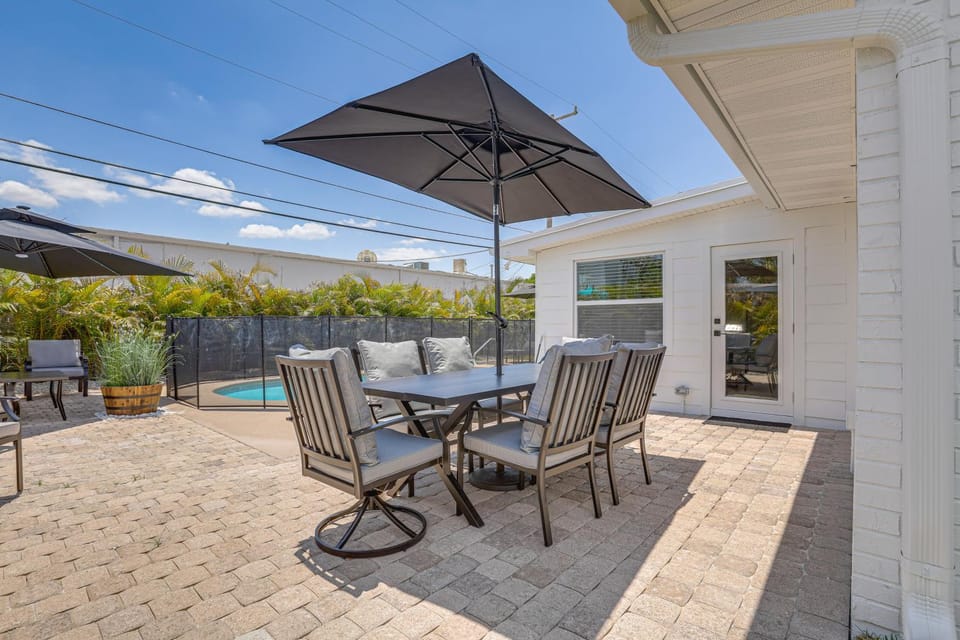 Completedly Renovated Pool: Home Minutes to Beach! House in Lake Park
