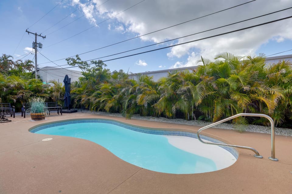 Completedly Renovated Pool: Home Minutes to Beach! House in Lake Park