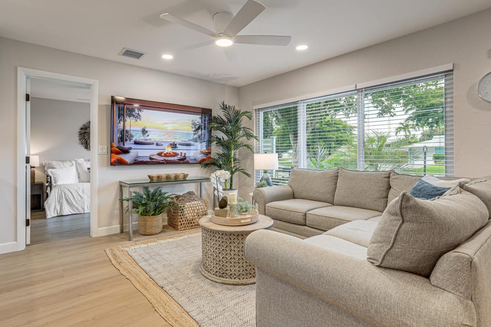 Completedly Renovated Pool: Home Minutes to Beach! House in Lake Park