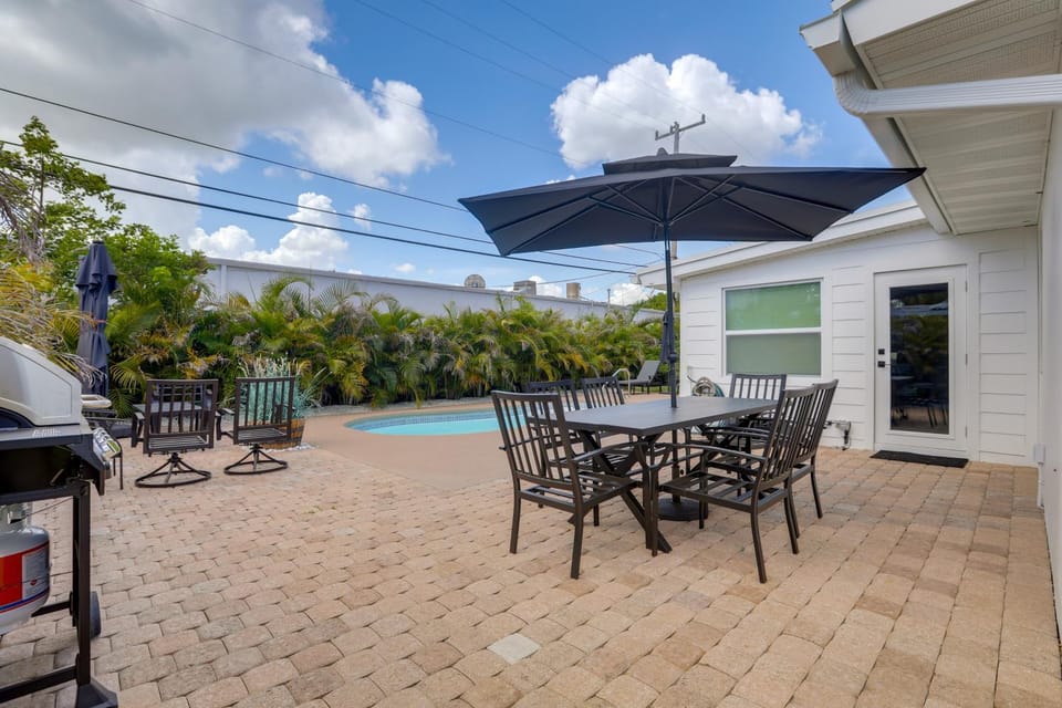 Completedly Renovated Pool: Home Minutes to Beach! House in Lake Park