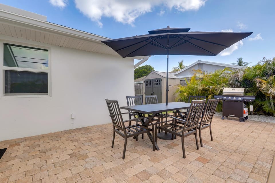 Completedly Renovated Pool: Home Minutes to Beach! House in Lake Park