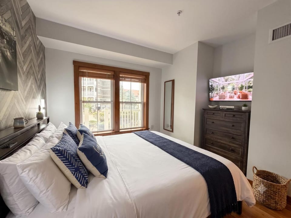 AS 141 Pool-Level King Bed Ski-InOut Village Center Apartment in Snowshoe