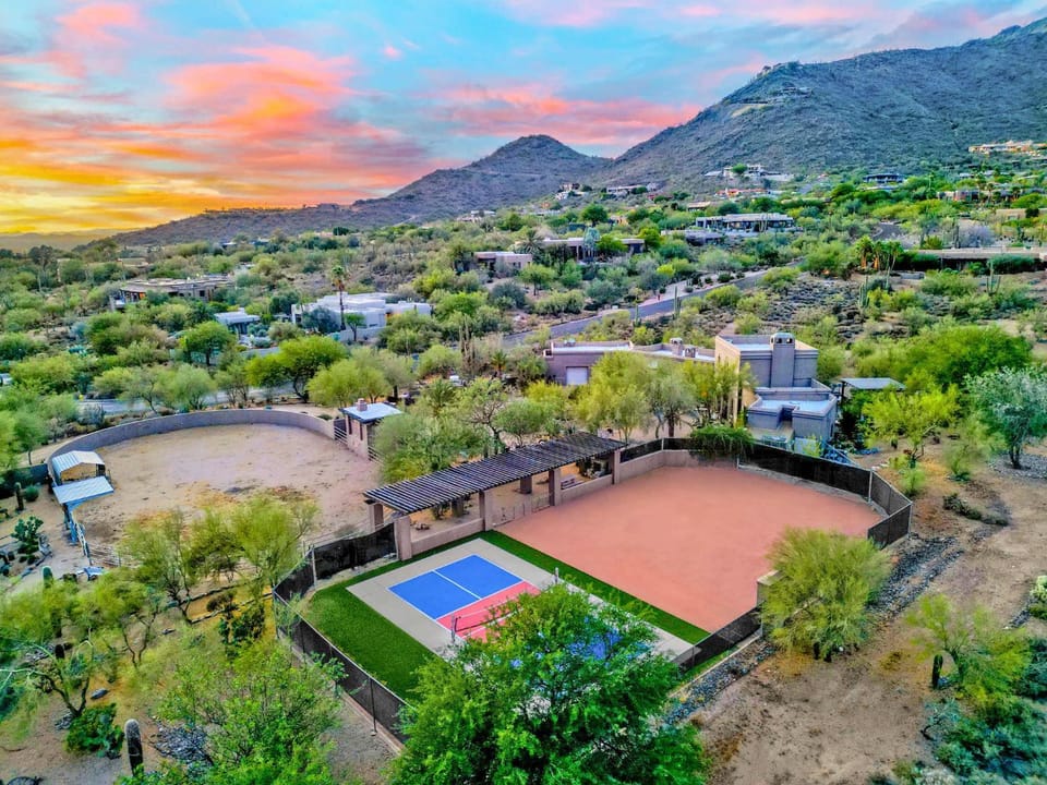 Luxury Estate with Pool Sport Court & Mtn Views House in Carefree