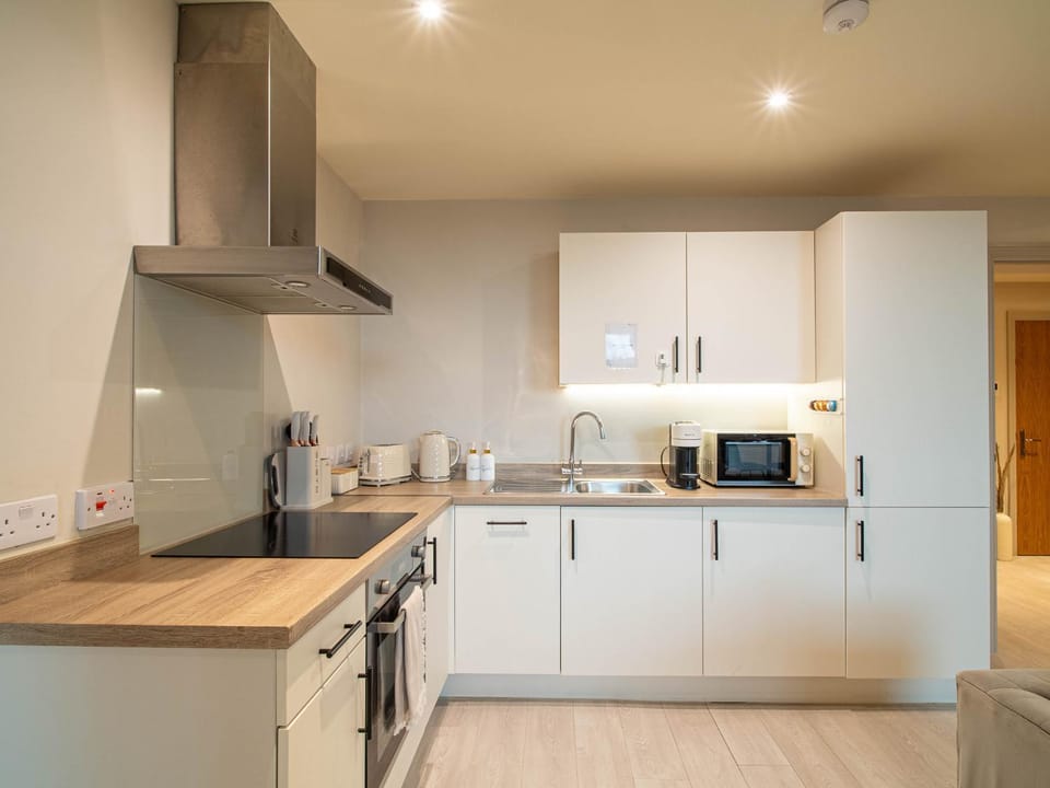Coffee/tea facilities, Kitchen or kitchenette, dishwasher, oven, stove, toaster