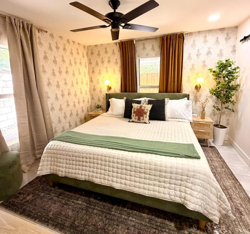 Modern Desert Getaway, Sleeps 5-Fire Pit-Coffee Bar House in Glendale
