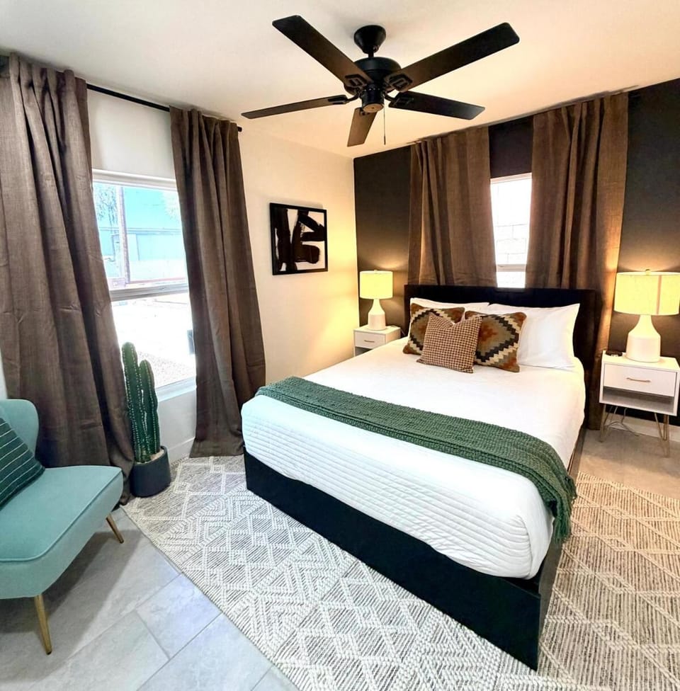 Modern Desert Getaway, Sleeps 5-Fire Pit-Coffee Bar House in Glendale