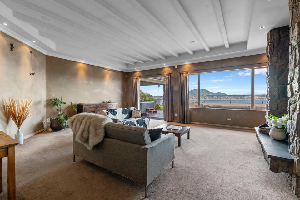 View (from property/room), Living room, Seating area, Lake view, Mountain view
