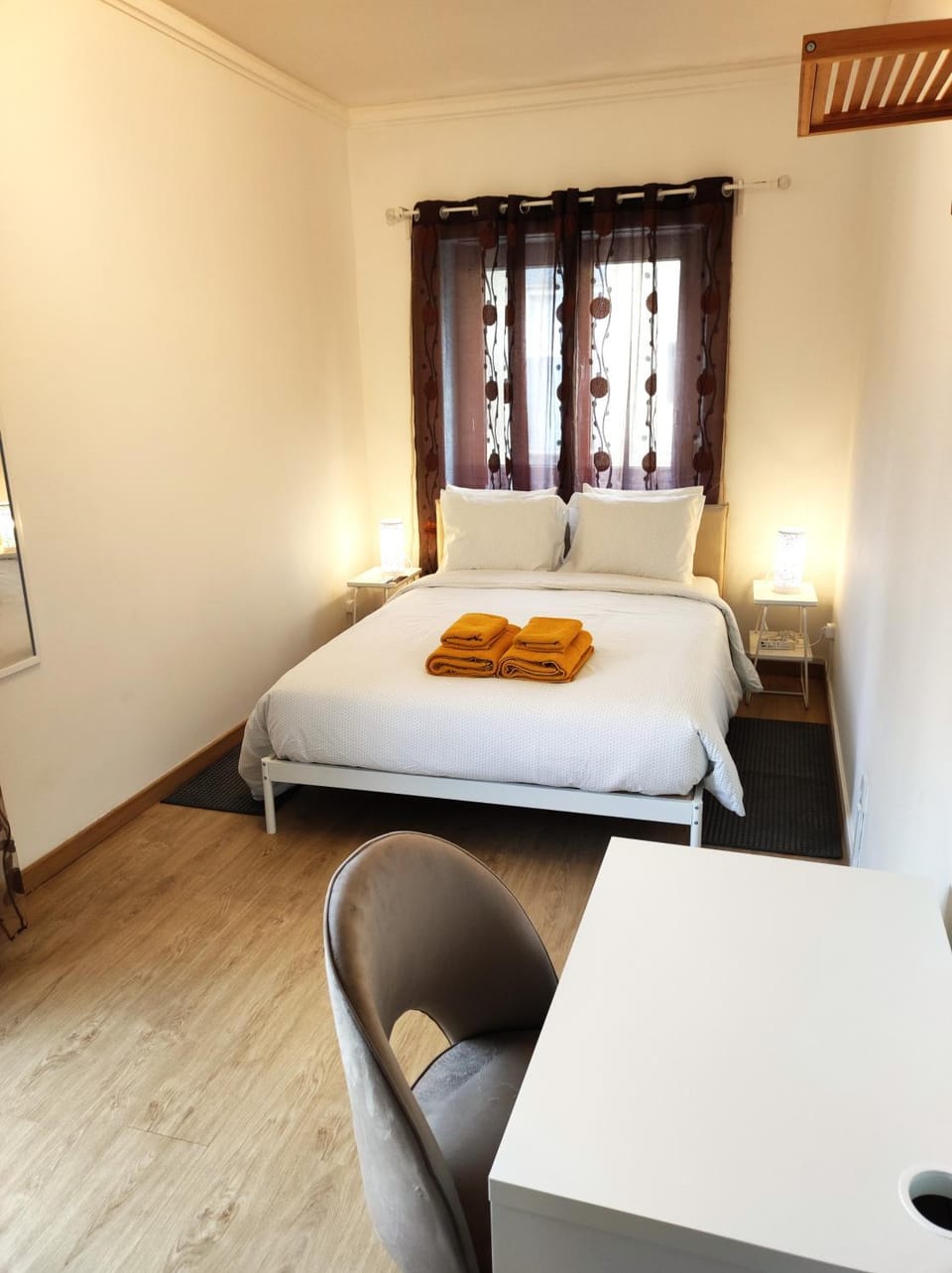 Bed, Photo of the whole room, Seating area, Bedroom, towels
