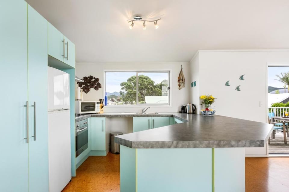 Coffee/tea facilities, microwave, oven, stove, kitchen