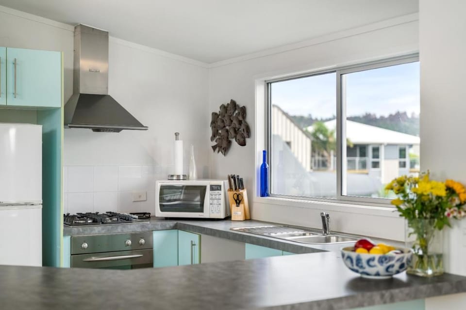 Coffee/tea facilities, microwave, oven, stove, kitchen