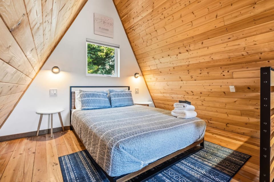 The Return to Artbliss - A-Frame Cabin with Soaking Tub Cabin in Stevenson