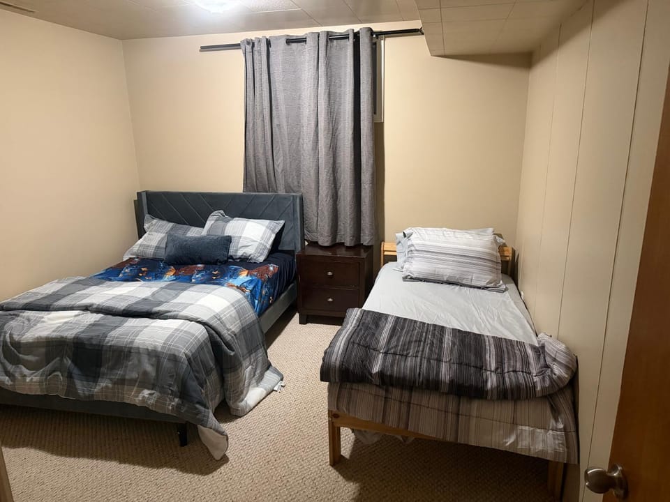 Taaaz room Vacation rental in Edmonton