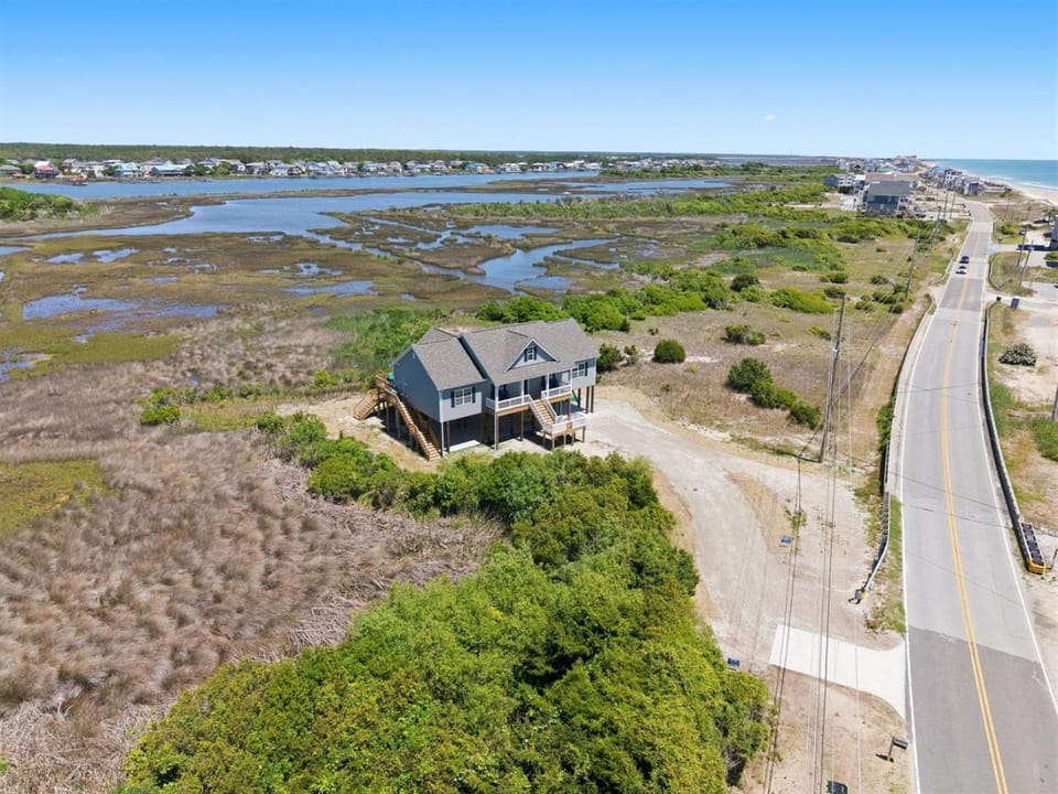 Turtle LIVIN ICW Views, Sleeps 11, Games & Relax Apartment in North Topsail Beach