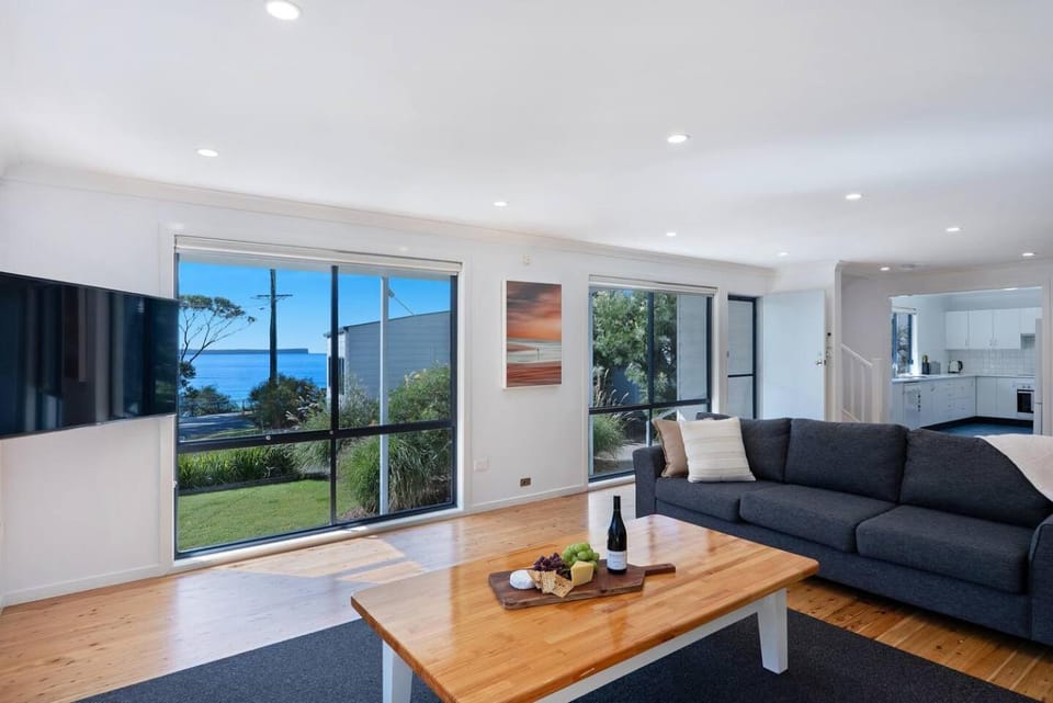 Seahaven | Stunning water views | 3pm check out House in Vincentia
