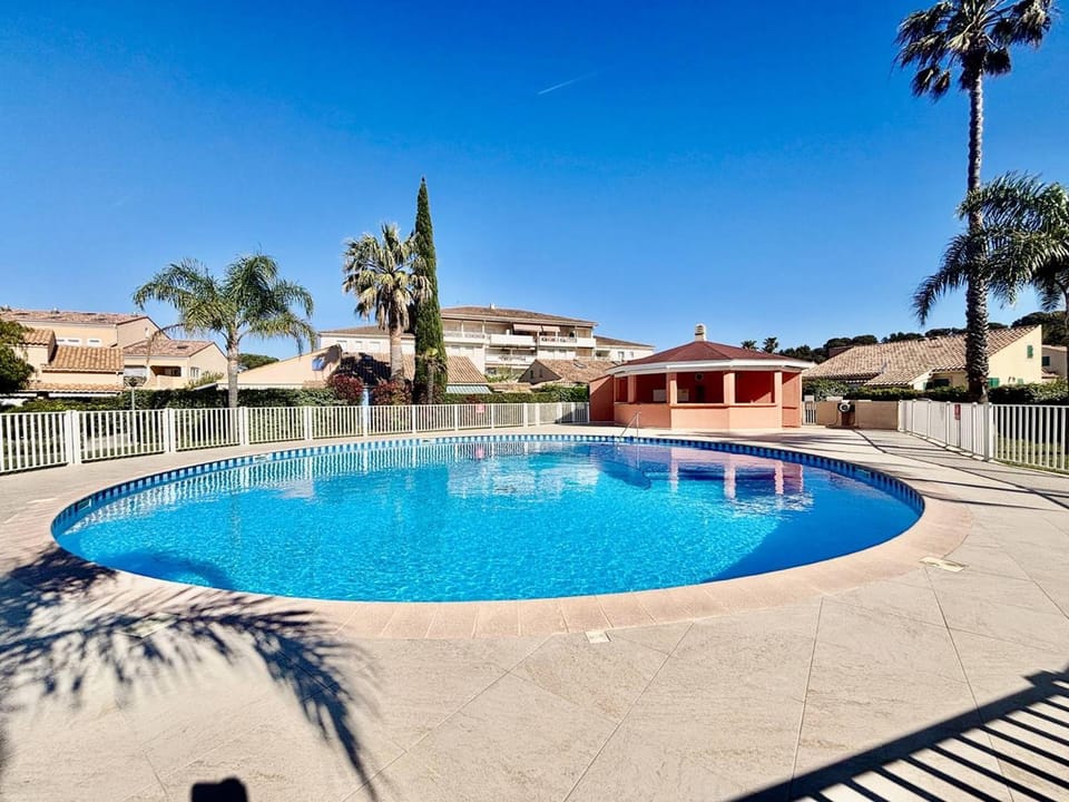 Mazet calme, clim et parking - 6 pers. - FR-1-816-46 Villa in Le Lavandou