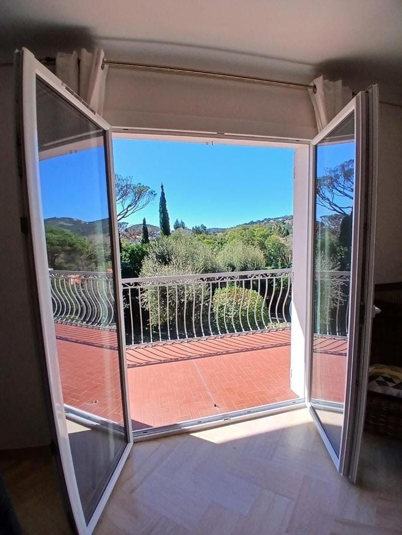 Gîte 8 mn à pied de la mer - haut de villa House in Sainte-Maxime