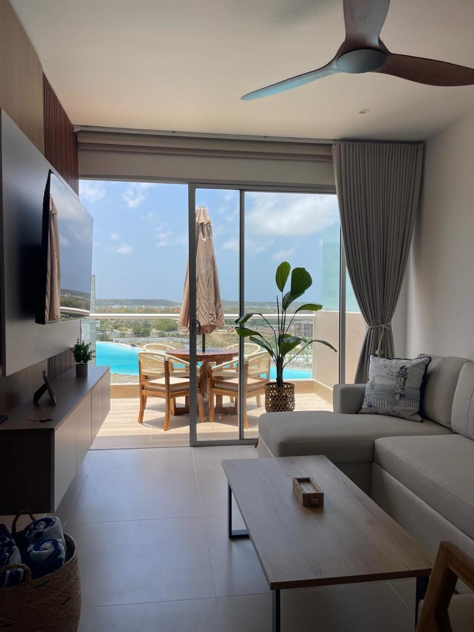 Communal lounge/ TV room, Balcony/Terrace, Living room, Seating area, Pool view