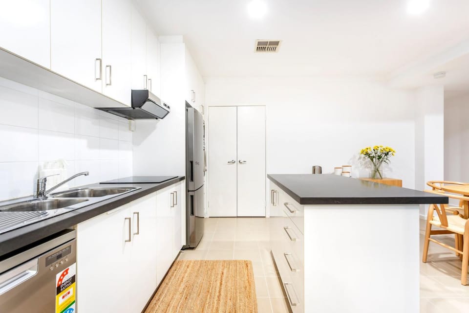 Kitchen or kitchenette, dishwasher