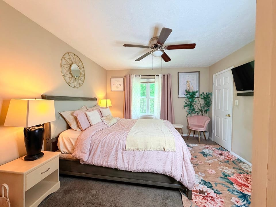 Spacious 2BR Home with Fenced Deck, Office and Arcade - Sleeps 6 House in Georgia