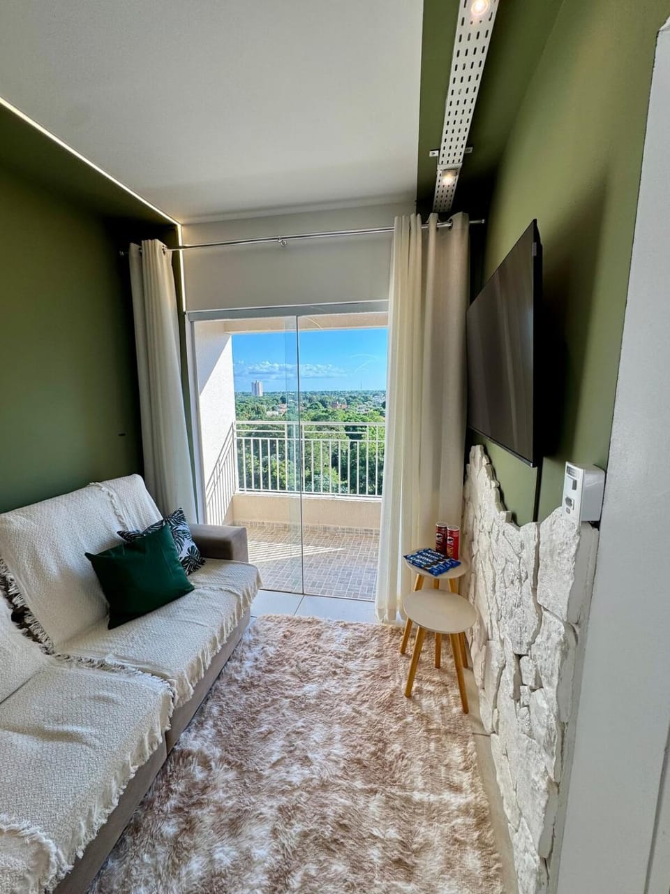 Apartamento 2 Quartos Aconchegante - Ar Condicionado nos Quartos - 1 Cama Casal - 2 Camas de Solteiro com Auxiliar - Cozinha Completa - Estacionamento Gratuito Apartment in State of São Paulo