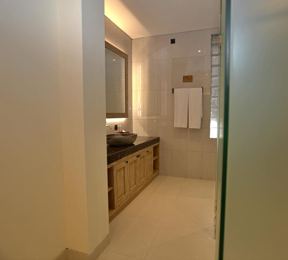 Bathroom, towels