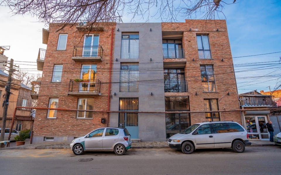 Property building, Day, Neighbourhood, Street view, Parking