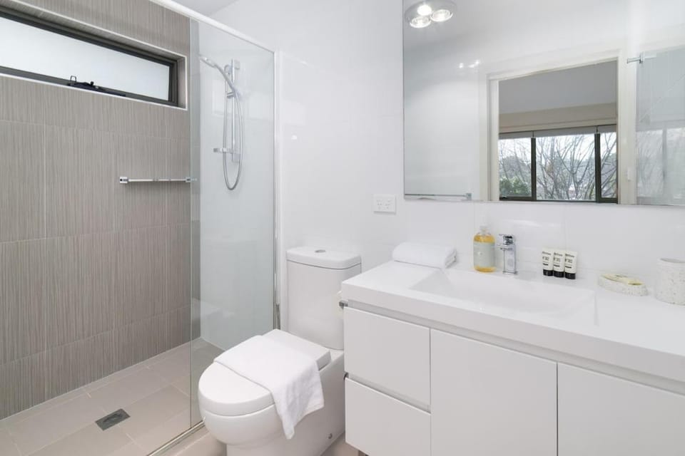 Quiet and Modern Stay near Hospital with Free Parking Villa in Canberra