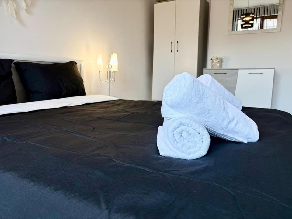 Bedroom, towels