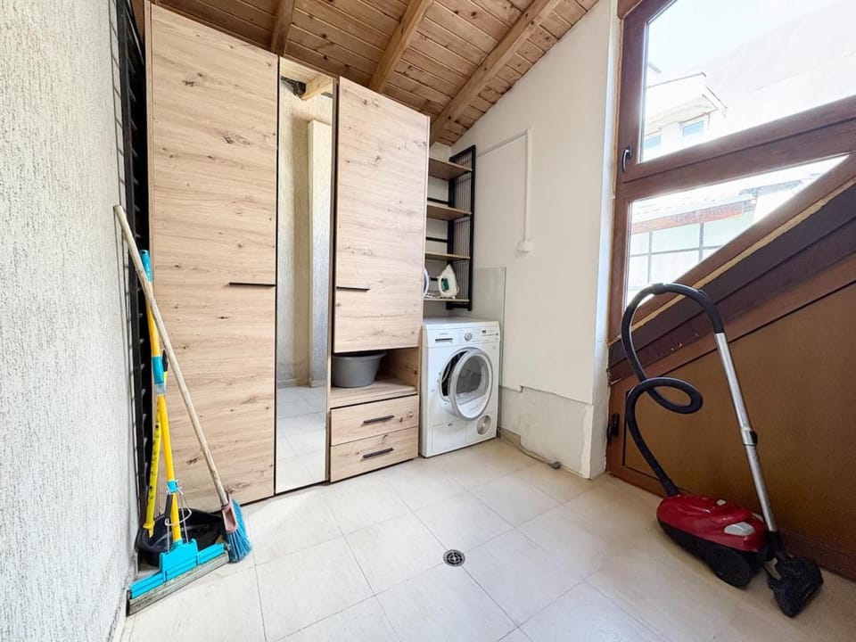 Photo of the whole room, wardrobe, washing machine