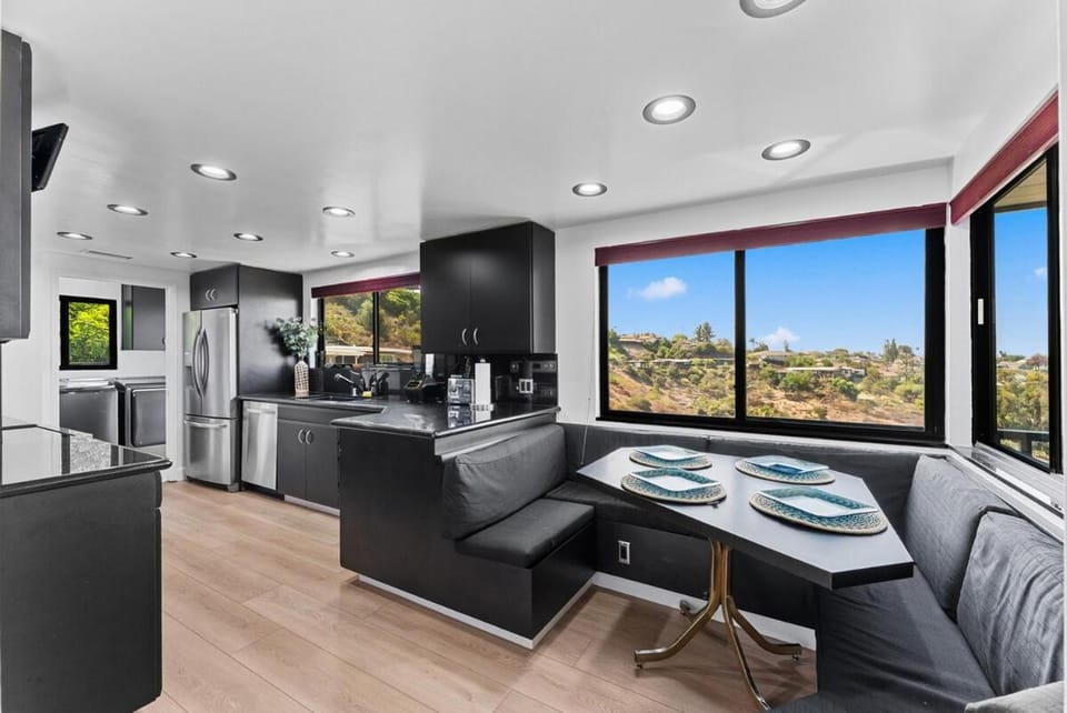Kitchen or kitchenette, Seating area, Dining area, oven