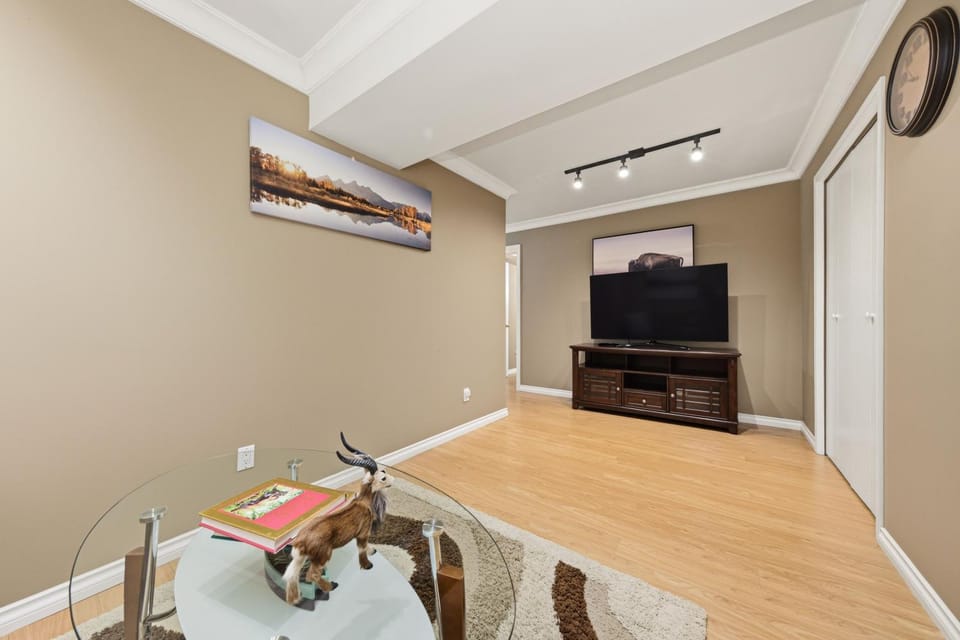 Billiards & Relaxation High-End 2BR Surrey Retreat Apartment in Surrey