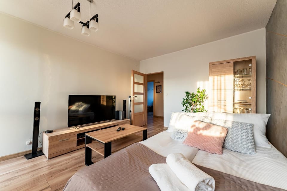 Communal lounge/ TV room, Bed, TV and multimedia, Living room, Photo of the whole room, Seating area, Evening entertainment, Bedroom