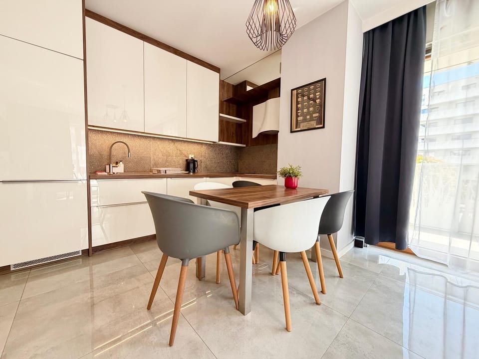 Kitchen or kitchenette, Living room, Seating area, Dining area, stove