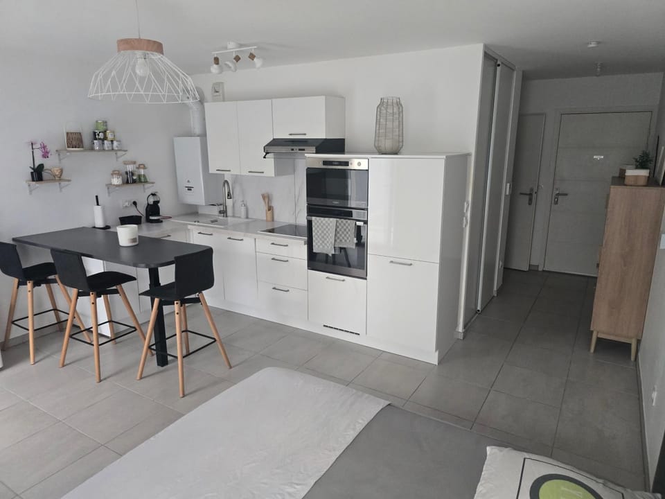 Coffee/tea facilities, Kitchen or kitchenette, Dining area, dishwasher, oven, stove, toaster