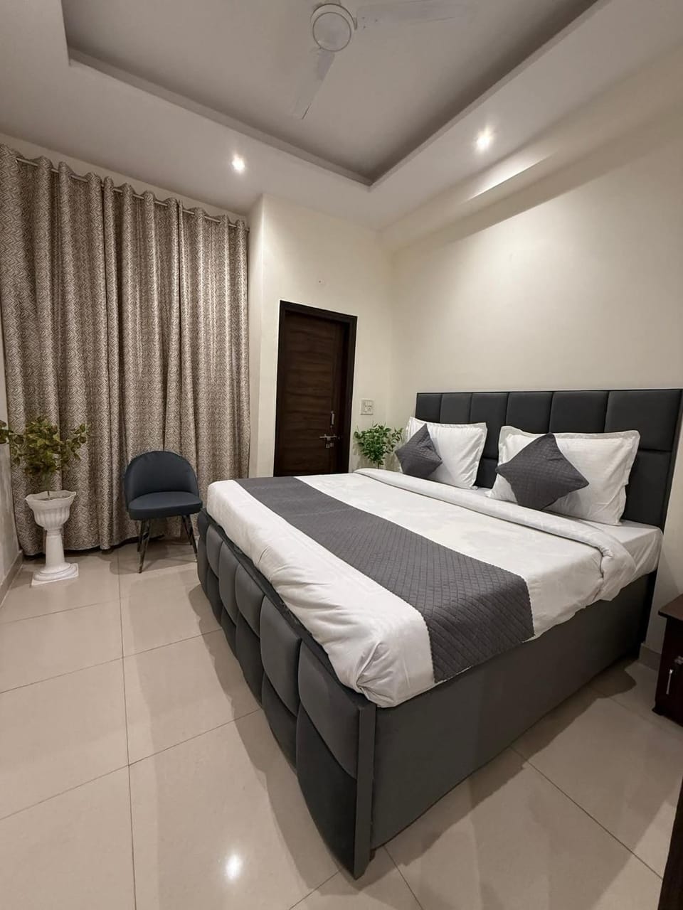 Nirvana Service Appartments House No 239 New Palam Vihar Sector 110 Gurugram Apartment in Gurugram