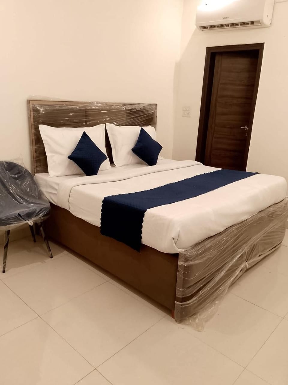 Nirvana Service Appartments House No 239 New Palam Vihar Sector 110 Gurugram Apartment in Gurugram